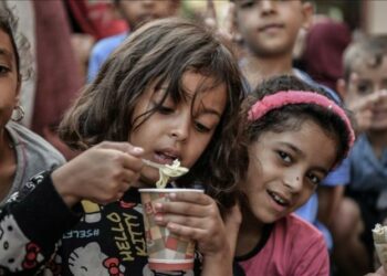 حكومة غزة ترفض وبشكل قاطع آلية إسرائيلية جديدة لإدخال المساعدات: تُكرّس واقع السيطرة والابتزاز السياسي