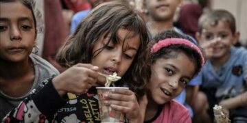 حكومة غزة ترفض وبشكل قاطع آلية إسرائيلية جديدة لإدخال المساعدات: تُكرّس واقع السيطرة والابتزاز السياسي