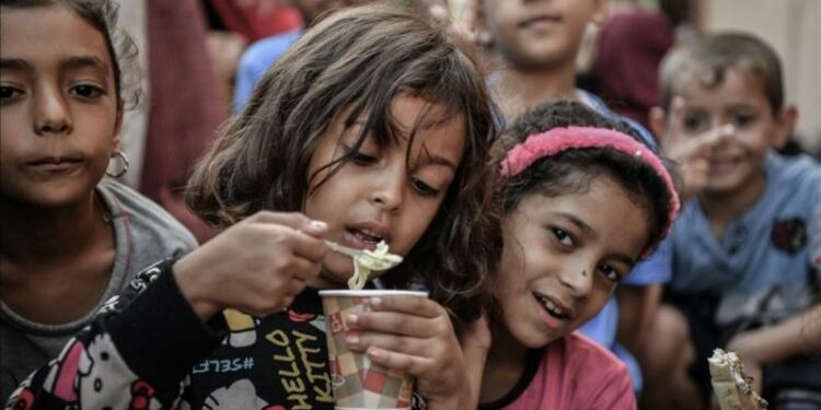 حكومة غزة ترفض وبشكل قاطع آلية إسرائيلية جديدة لإدخال المساعدات: تُكرّس واقع السيطرة والابتزاز السياسي