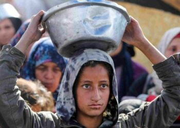 هآرتس: تجويع غزة بات سياسة معلنة تتباهى بها إسرائيل