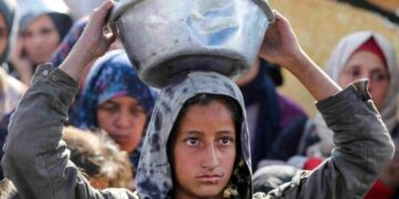 هآرتس: تجويع غزة بات سياسة معلنة تتباهى بها إسرائيل