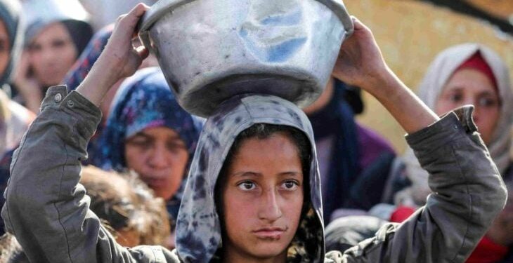 هآرتس: تجويع غزة بات سياسة معلنة تتباهى بها إسرائيل