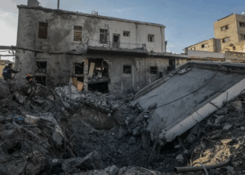 حماس ترفض “الصفقات الجزئية وتسليم السلاح”، ووزراء إسرائيليون يدعون لتصعيد الحرب وتحقيق “نصر كامل”