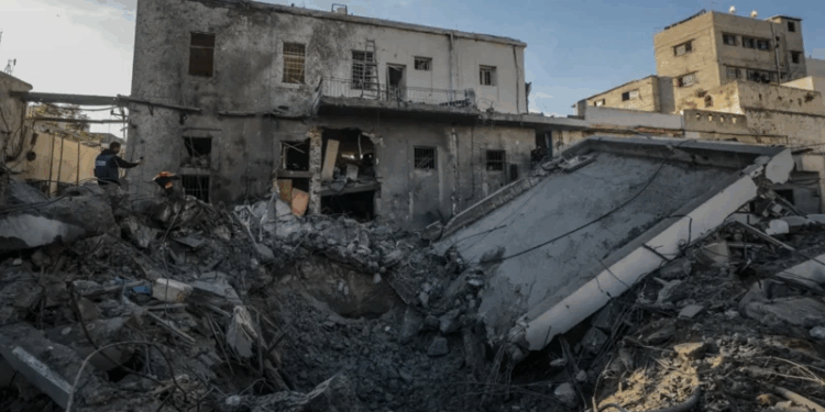 حماس ترفض “الصفقات الجزئية وتسليم السلاح”، ووزراء إسرائيليون يدعون لتصعيد الحرب وتحقيق “نصر كامل”