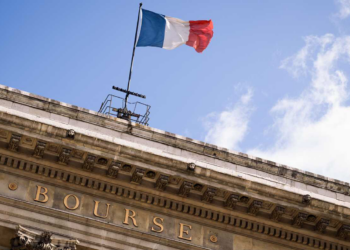 فرنسا تحث الشركات المحلية على تعليق استثماراتها في أميركا