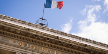 فرنسا تحث الشركات المحلية على تعليق استثماراتها في أميركا