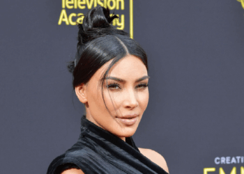 9 رجال وامرأة متهمون بسرقة مجوهرات كيم .. محاكمة سرقة مجوهرات كيم كارداشيان بدأت في باريس