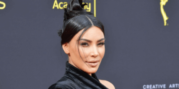 9 رجال وامرأة متهمون بسرقة مجوهرات كيم .. محاكمة سرقة مجوهرات كيم كارداشيان بدأت في باريس