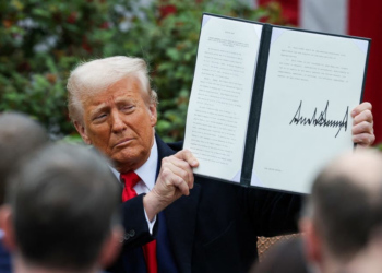 رسوم ترامب الجمركية تُنذر بحرب تجارية عالمية.. قادة العالم يخططون للرد