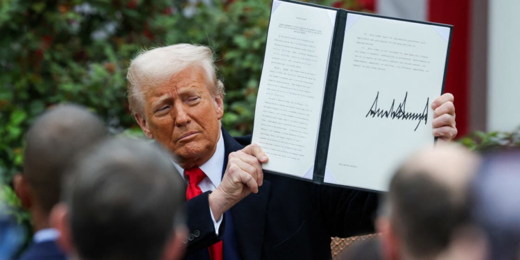 رسوم ترامب الجمركية تُنذر بحرب تجارية عالمية.. قادة العالم يخططون للرد