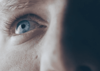 تحذير.. 4 علامات مبكرة للخرف تظهر في العيون