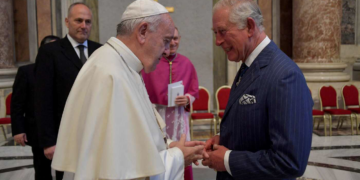 لقاء “على انفراد” بين البابا فرنسيس وملك بريطانيا