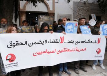 لوموند: إلى متى ستظل أوروبا قادرة على تجاهل ما يجري بتونس؟