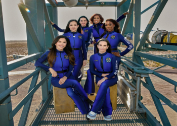 أول رحلة فضائية نسائية بالكامل.. بينهن نجمة غناء وخطيبة جيف بيزوس