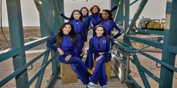 أول رحلة فضائية نسائية بالكامل.. بينهن نجمة غناء وخطيبة جيف بيزوس