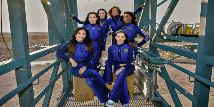 أول رحلة فضائية نسائية بالكامل.. بينهن نجمة غناء وخطيبة جيف بيزوس