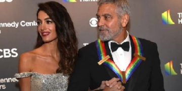 مئات جاءوا إلى أول عرض مسرحي لجورج كلوني.. إلا زوجته