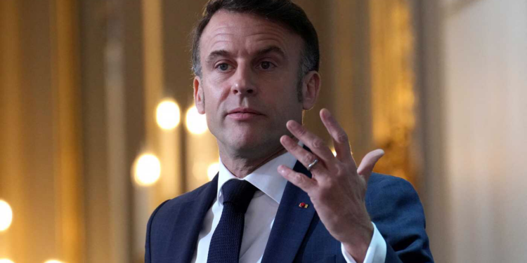 كتاب ” مأساة الاليزيه” يكشف عن هوس ماكرون..ويحدد عطره المفضل