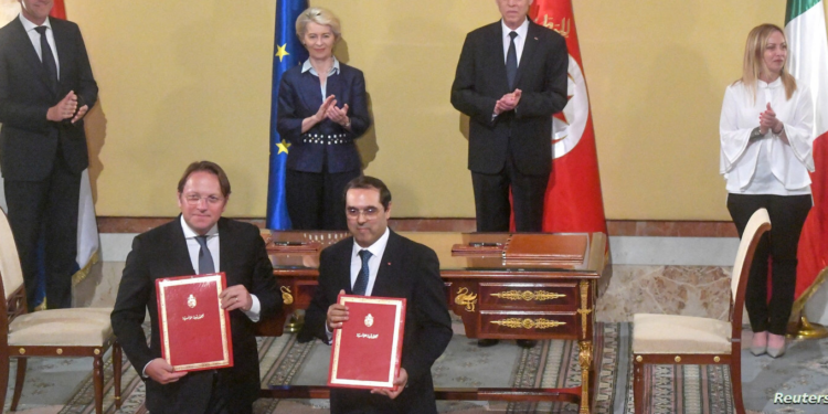 ترحيل قسري للتونسيين من أوروبا.. سعيد ينفي ومنظمات تندد