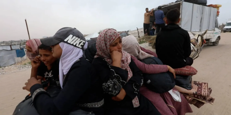 غزة.. الأوضاع الإنسانية تتأزم والنزوح يتواصل.. أكثر من 15 ألف طفل قتلوا منذ بداية الحرب