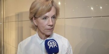 الفنانة البريطانية ستيفنسون: لن أتوقف عن التظاهر لأجل غزة