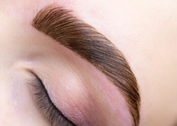 طرق لتكثيف الحواجب وتعزيز نموها بمكونات طبيعية