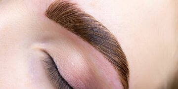 طرق لتكثيف الحواجب وتعزيز نموها بمكونات طبيعية
