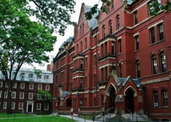 جامعة هارفرد ترفع دعوى قضائية لمنع ترامب من تجميد التمويل