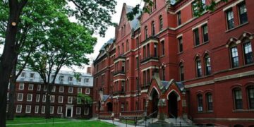جامعة هارفرد ترفع دعوى قضائية لمنع ترامب من تجميد التمويل