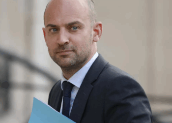 باريس تقول إن العلاقات مع الجزائر “مجمدة تماما” منذ تبادل طرد الموظفين وتؤكد “إن مجازر سطيف تستحق أن تُخلّد”