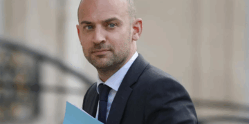 باريس تقول إن العلاقات مع الجزائر “مجمدة تماما” منذ تبادل طرد الموظفين وتؤكد “إن مجازر سطيف تستحق أن تُخلّد”