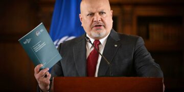 كريم خان يتنحى مؤقتا وسط اتهامات له بعد مذكرات اعتقال بحق إسرائيليين