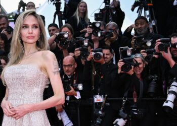 أنجلينا جولي تخطف الأضواء في مهرجان كان السينمائي