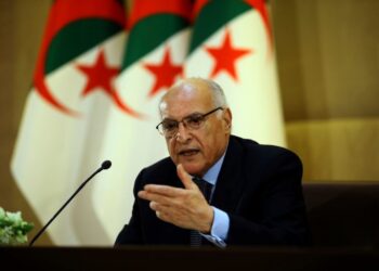 الجزائر تتخذ إجراءات جديدة ضد موظفين بالسفارة الفرنسية