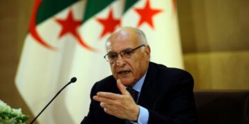 الجزائر تتخذ إجراءات جديدة ضد موظفين بالسفارة الفرنسية