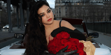 رغم قرار نقابة المهن الموسيقية بإيقافها عن الغناء بمصر .. هيفاء وهبي تسجل أغنيتين جديدتين وتستعد لتصوير “مملكة” مع مصطفى شعبان