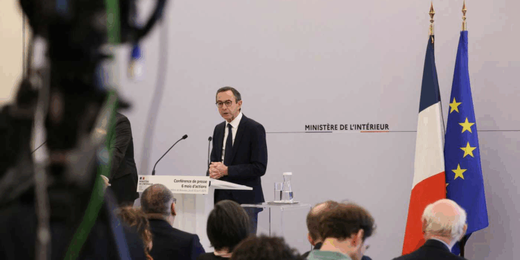 وزير فرنسي: يجب التعامل مع الإخوان مثل “الإرهاب والمخدرات”