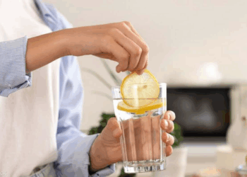 كوب ماء مع شريحة ليمون يوميا.. نصيحة طبية