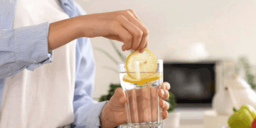 كوب ماء مع شريحة ليمون يوميا.. نصيحة طبية