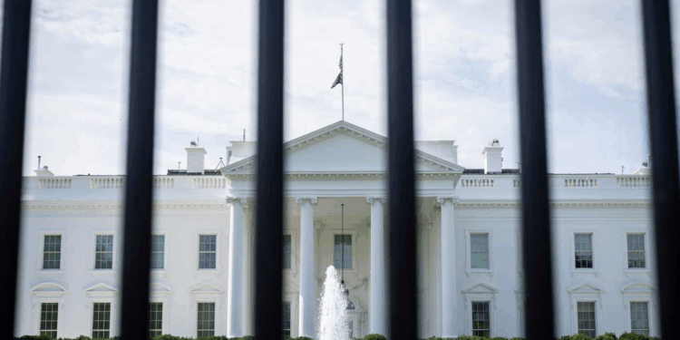 البيت الأبيض يعلّق على “هدية القصر الطائر” من قطر