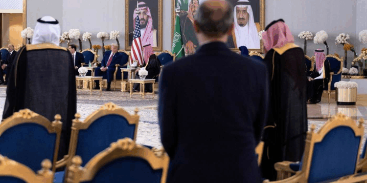 في أول زيارة رسمية خارجية له في ولايته الثانية ..من يضم الوفد المرافق لترامب في زيارته للسعودية ؟