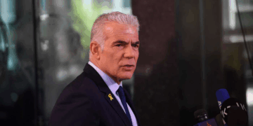 لابيد: على إسرائيل قبول خطة ويتكوف الجديدة “علنا وفورا”