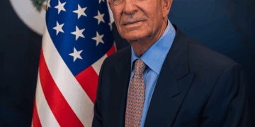 سياسي ورجل أعمال أمريكي من أصل لبناني ومستشارا سابقا لترامب أثناء الحملة الرئاسية 2016