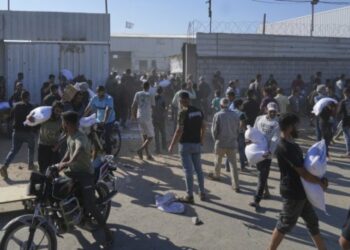 آلاف “الجائعين” يقتحمون مستودع مساعدات بغزة والجيش الإسرائيلي يطلق النار بكثافة وحديث عن شهداء وإصابات