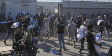 آلاف “الجائعين” يقتحمون مستودع مساعدات بغزة والجيش الإسرائيلي يطلق النار بكثافة وحديث عن شهداء وإصابات