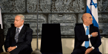 أولمرت: إسرائيل ترتكب جرائم حرب في غزة