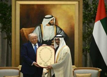 محمد بن زايد يمنح ترامب “وسام زايد”