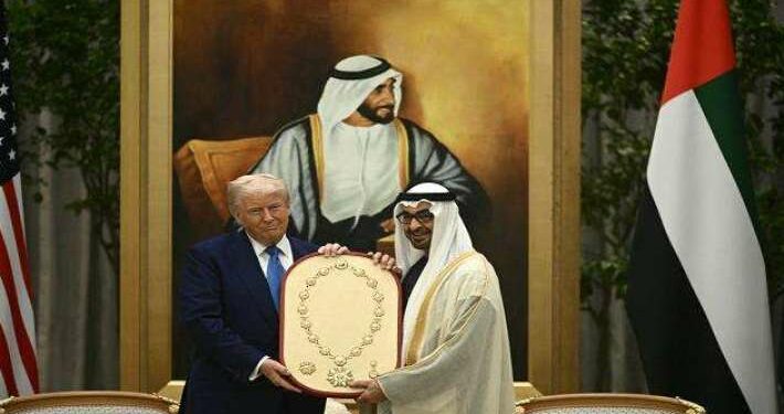 محمد بن زايد يمنح ترامب “وسام زايد”