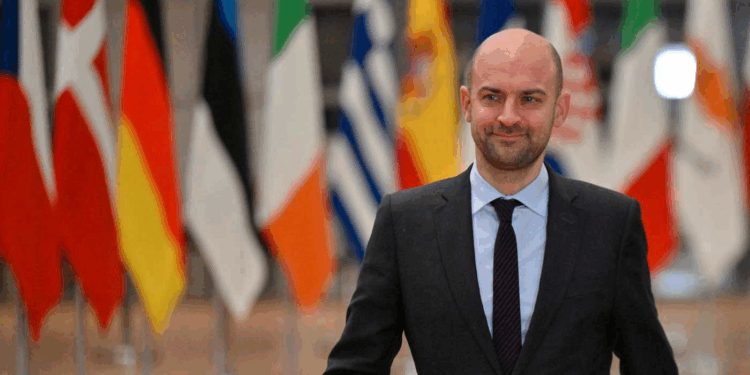 فرنسا تندد برفض أميركا منح تأشيرات لمسؤولين فلسطينيين