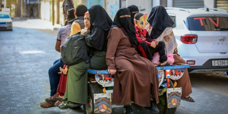 خطة تهجير سكان غزة جاهزة وستنفذ جوًا وبرًا الشهر المقبل.. خلافات إسرائيلية متصاعدة ونتنياهو يقر بوجود عقبات وعراقيل